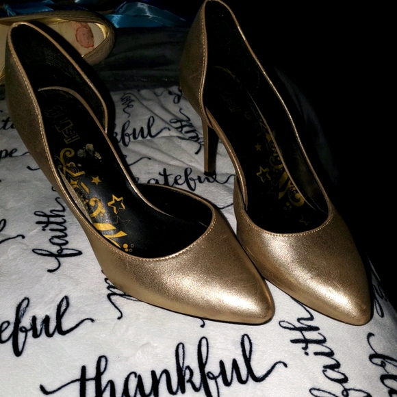 Shoes - Picture 1 of 3